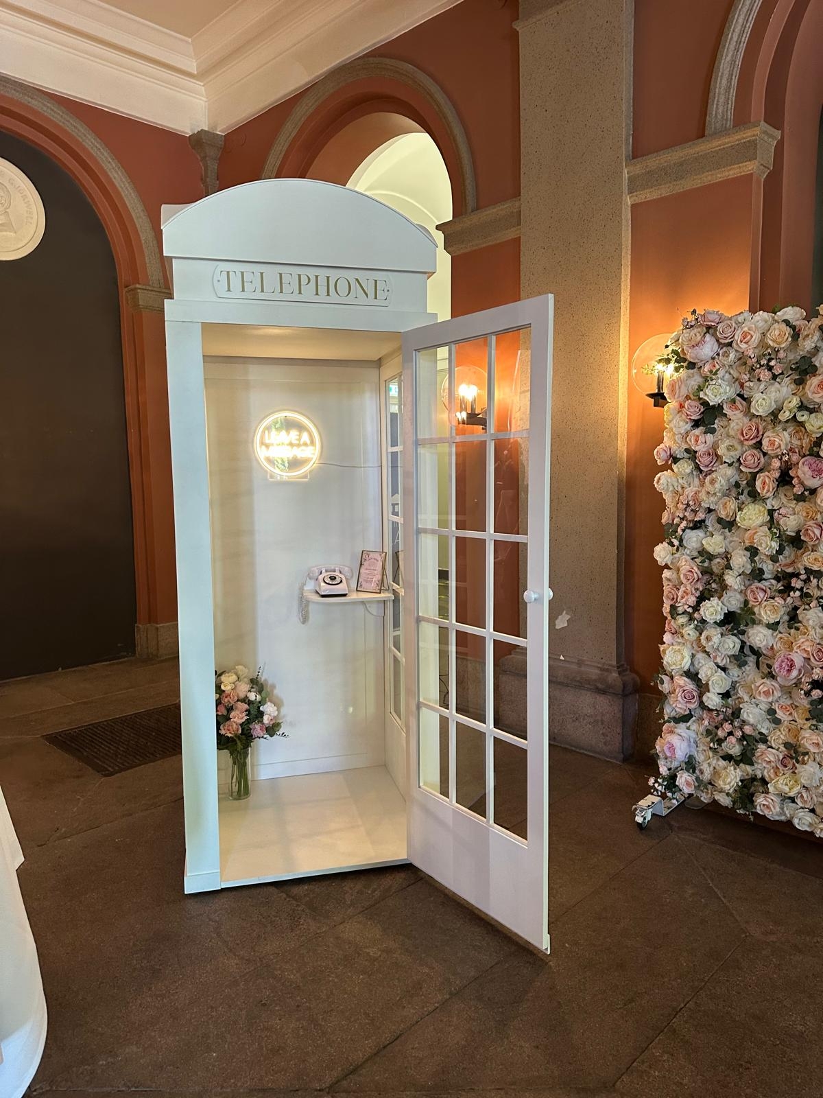 Juhlakoristelu Helsinki – valkoinen puhelinkoppi-somiste kukilla